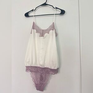 FREE PEOPLE INTIMATELY NWOT PEARL WHITE AND LILAC LACE THONG CAMI BODYSUIT SZ S